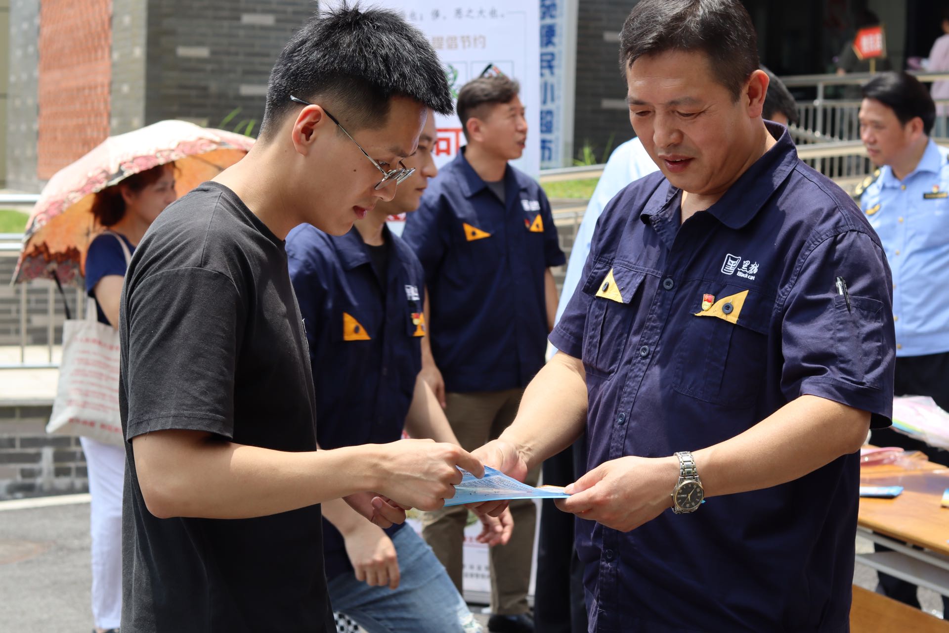 開門子物業(yè)黨支部黨員向市民宣傳“《中華人民共和國(guó)反食品浪費(fèi)法》.jpg